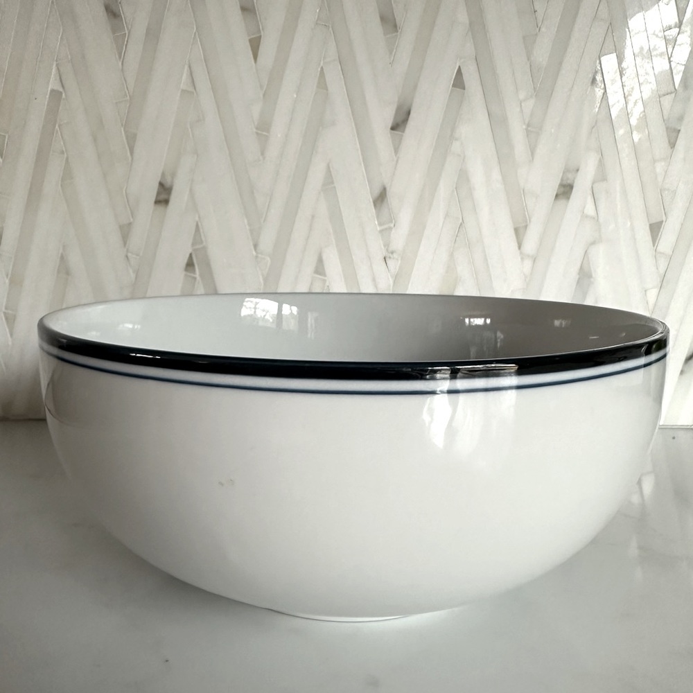 Dansk Bistro Christianshavn White w/ Navy 8.5” Round Serving Bowl. Dishes.